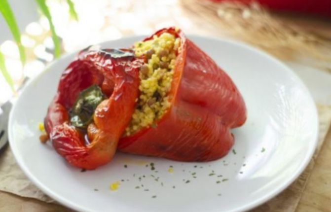Pimientos rellenos con arroz, calabacín y tofu